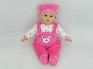 Lalka z dźwiękiem w różowej czapeczce
