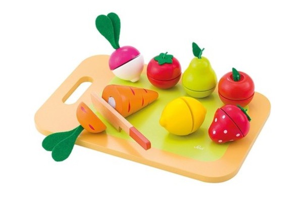 Deska do krojenia z warzywami i owocami